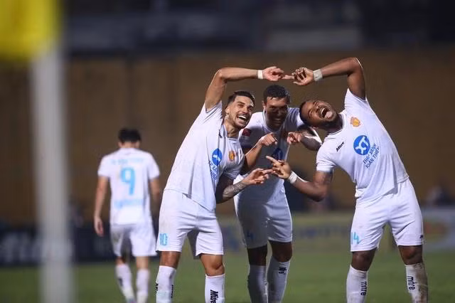 CLB Nam Định vững vàng ở ngôi đầu bảng xếp hạng V-League 2023-2024. Ảnh: MINH TÚ