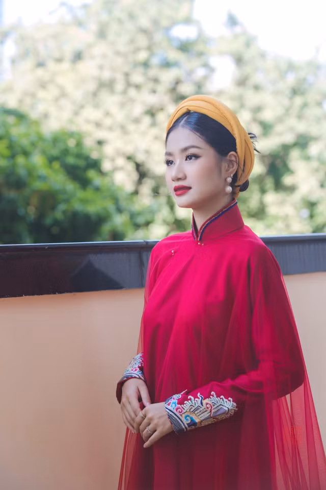 Nguyễn Thanh Hà chia sẻ thêm ở vai trò là một hoa hậu, một người trẻ, cô luôn ý thức được việc giữ gìn, phát huy những giá trị truyền thống của dân tộc và áo dài là một trong số đó. Vì vậy, đối với những sự kiện giao lưu văn hóa, người đẹp thường ưu tiên chọn áo dài. Cô nói trong quá trình tham gia cuộc thi Hoa hậu Môi trường Thế giới có dịp giới thiệu về trang phục truyền thống của Việt Nam với các thí sinh quốc tế. "Các bạn đều khá thích thú khi nhìn thấy tôi diện áo dài. Đó là niềm tự hào của tôi trong hành trình mang chuông đi đánh xứ người", Nguyễn Thanh Hà cho hay. Ảnh: NVCC