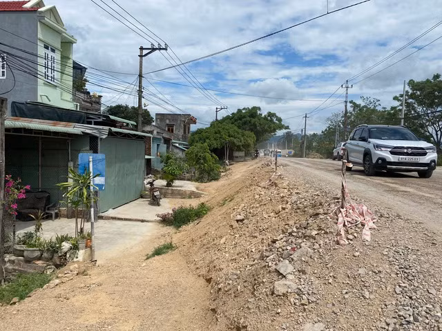 Một đoạn QL19 đang được thi công cao hơn nền nhà dân. Ảnh: THANH QUÂN