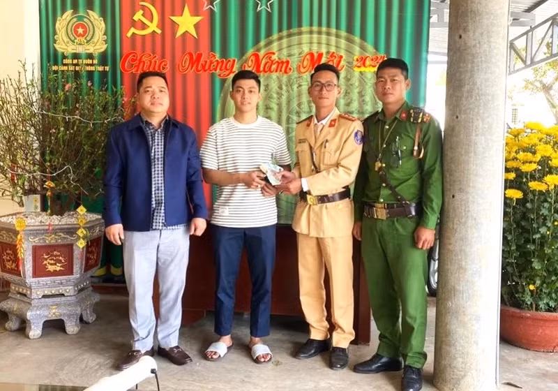 Lực lượng cảnh sát giao thông, Công an thị xã Buôn Hồ trả lại chiếc ví và tài sản nhặt được cho anh Lê Nhật Long.