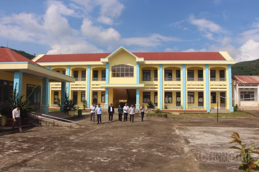 Đoàn công tác của UBND tỉnh do đồng chí Tôn Thị Ngọc Hạnh, TUV, Phó Chủ tịch UBND tỉnh Đắk Nông khảo sát việc thành lập liên trường cấp 2, 3 nhằm đáp ứng nhu cầu học tập của con em trên địa bàn