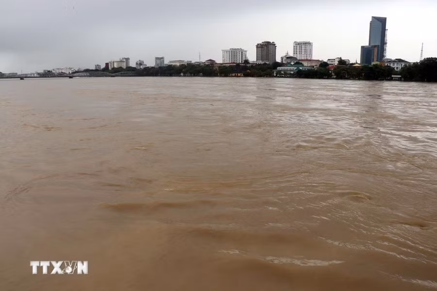 Nước lũ trên sông Hương vẫn ở trên mức báo động 3 gây ngập trên diện rộng, hồi cuối tháng 11/2023. (Ảnh: Đỗ Trưởng/TTXVN)