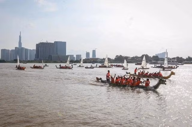 Hoạt động trên sông Sài Gòn tại Lễ hội sông nước lần thứ 1. Hoạt động trên sông Sài Gòn tại Lễ hội sông nước lần thứ 1.