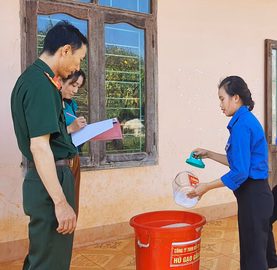 Mô hình hũ gạo gắn kết của Công ty 72. Ảnh: Vĩnh hoàng Mô hình hũ gạo gắn kết của Công ty 72. Ảnh: Vĩnh hoàng
