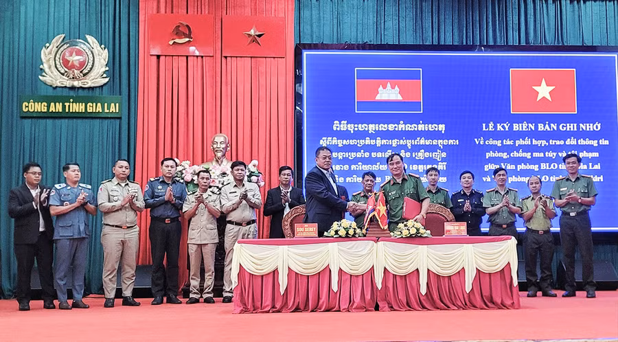 Văn phòng BLO tỉnh Gia Lai và Văn phòng BLO tỉnh Ratanakiri ký kết Biên bản ghi nhớ phối hợp. Ảnh: Nguyễn Hữu Văn phòng BLO tỉnh Gia Lai và Văn phòng BLO tỉnh Ratanakiri ký kết Biên bản ghi nhớ phối hợp. Ảnh: Nguyễn Hữu