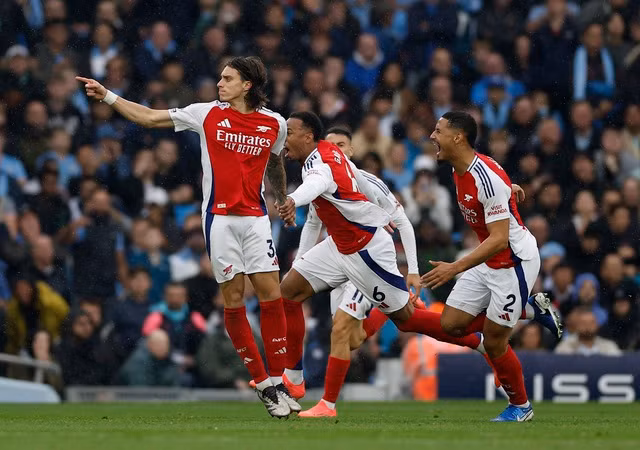 Trung vệ Riccardo Calafiori ghi bàn gỡ hòa 1-1 cho Arsenal Trung vệ Riccardo Calafiori ghi bàn gỡ hòa 1-1 cho Arsenal