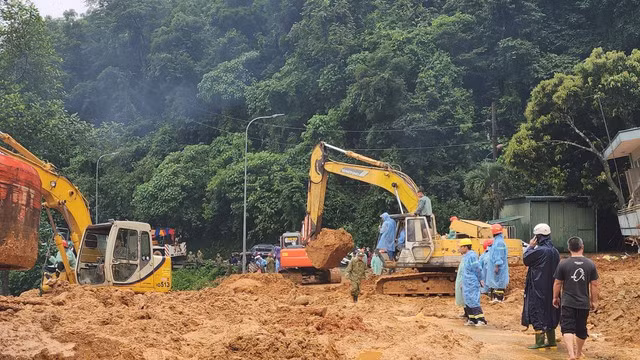 Lực lượng chức năng tìm kiếm các nạn nhân trong vụ sạt lở đèo Bảo Lộc. Ảnh: Lâm Viên/TNO