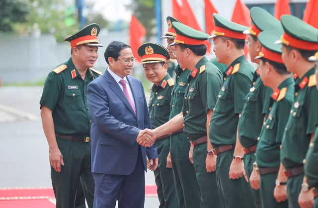 Thủ tướng Phạm Minh Chính tới thăm, làm việc với Binh đoàn 12 - Tổng Công ty Xây dựng Trường Sơn và Hội Truyền thống Trường Sơn-Đường Hồ Chí Minh Việt Nam. Ảnh: VGP/Nhật Bắc