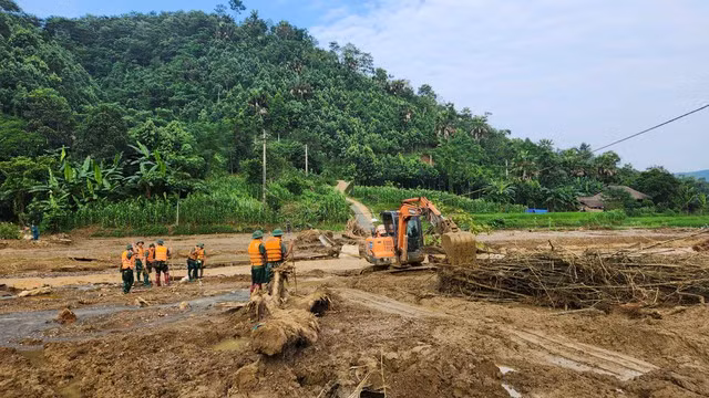 Lực lượng chức năng tìm kiếm các nạn nhân mất tích tại Làng Nủ