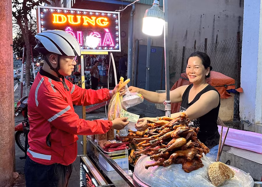 Mỗi ngày, anh Nguyễn Thanh Hải nhận khoảng hơn 100 đơn ship đồ ăn khuya. Ảnh: L.V.N Mỗi ngày, anh Nguyễn Thanh Hải nhận khoảng hơn 100 đơn ship đồ ăn khuya. Ảnh: L.V.N