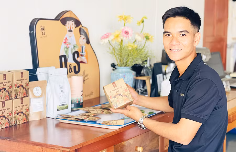 Anh Đoàn Anh Tuấn (thôn 1, xã Nam Yang, huyện Đak Đoa) với sản phẩm cà phê mang thương hiệu D&amp;S. Ảnh: Trần Dung