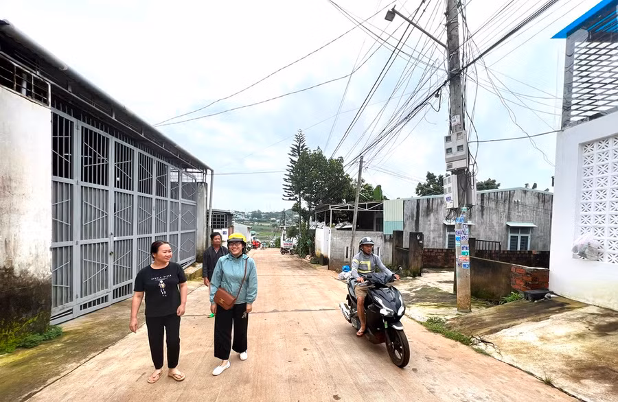 Người dân hẻm 05 Nguyễn Thiếp (phường Diên Hồng, TP. Pleiku) tự nguyện đóng góp 100% kinh phí mở rộng 400 m đường. Ảnh: Đinh Yến