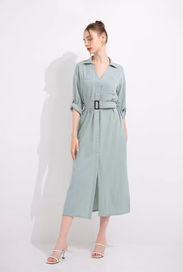 Tuy đơn giản với gam màu xanh đơn sắc nhưng đây lại là thiết kế được nhiều chị em lựa chọn nhất bởi tính linh hoạt, dễ dàng áp dụng trong nhiều hoàn cảnh và phù hợp với mọi dáng người