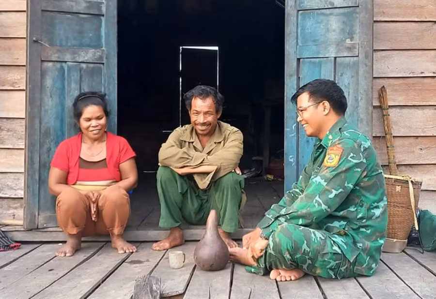 Cán bộ Đồn Biên phòng Ia Mơr thường xuyên tuyên truyền, vận động người dân bảo vệ an ninh biên giới. Ảnh: Phương Dung