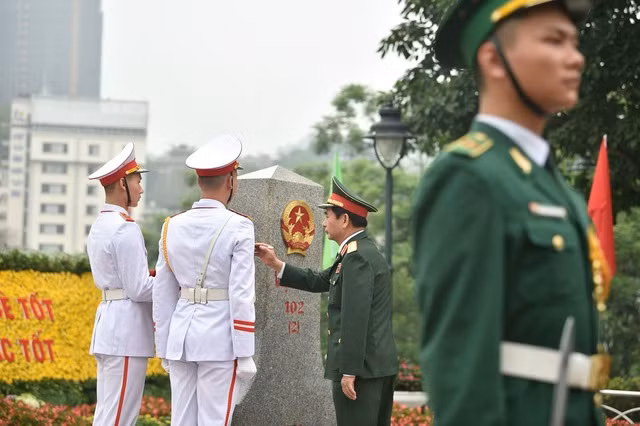 Bộ trưởng Phan Văn Giang tô son cột mốc biên giới. Bộ trưởng Phan Văn Giang tô son cột mốc biên giới.