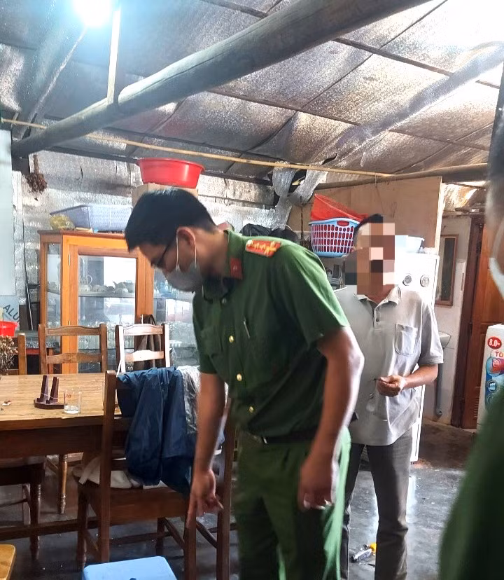 Cơ quan công an khám nghiệm hiện trường nơi phát hiện bà X. tử vong trong tư thế treo cổ