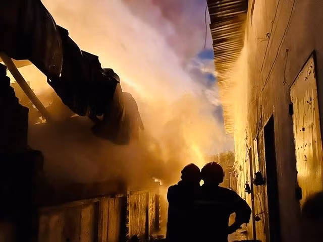 Người dân trong khu nhà trọ sát đám cháy đã nhanh chóng thoát ra ngoài. ẢNH: ĐỖ TRƯỜNG