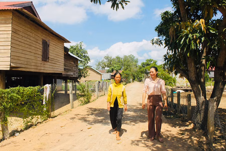 Với tinh thần tiên phong gương mẫu, chị Ksor H'Doăi (bìa phải) đã vận động người dân hiến đất làm đường giao thông. Ảnh: V.C