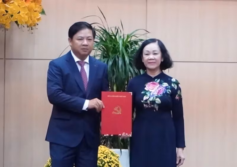 Đồng chí Trương Thị Mai, Thường trực Ban Bí thư, Trưởng Ban Tổ chức Trung ương trao quyết định và chúc mừng đồng chí Lương Nguyễn Minh Triết, tân Bí thư Tỉnh ủy Quảng Nam.