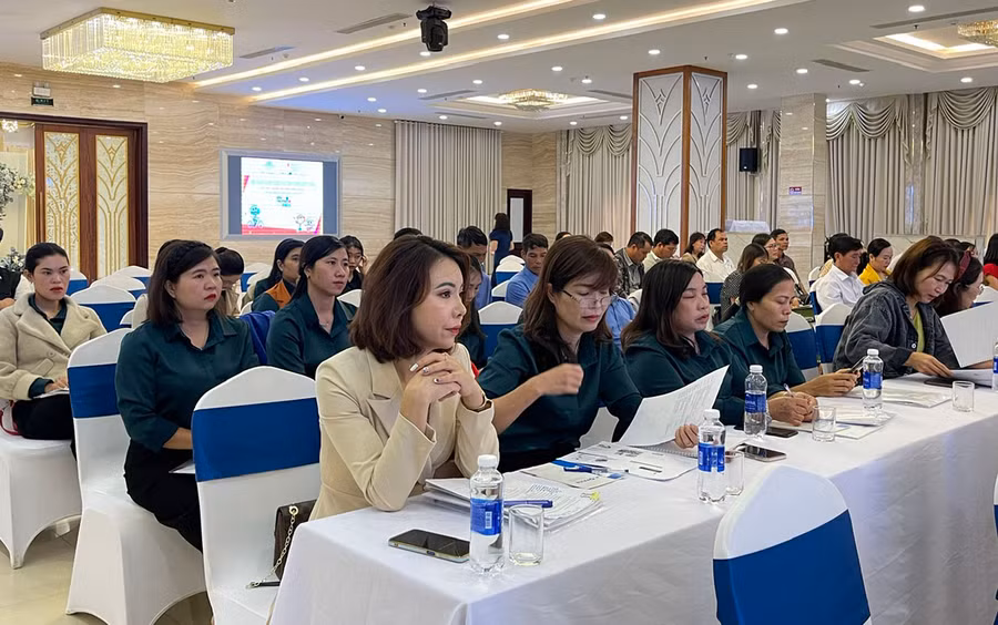 Các giáo viên Trường Tiểu học Hà Bầu và Tiểu học xã Trang của huyện Đak Đoa tham gia lớp tập huấn bồi dưỡng phương pháp giảng dạy tích cực về an toàn giao thông. Ảnh: Minh Phương