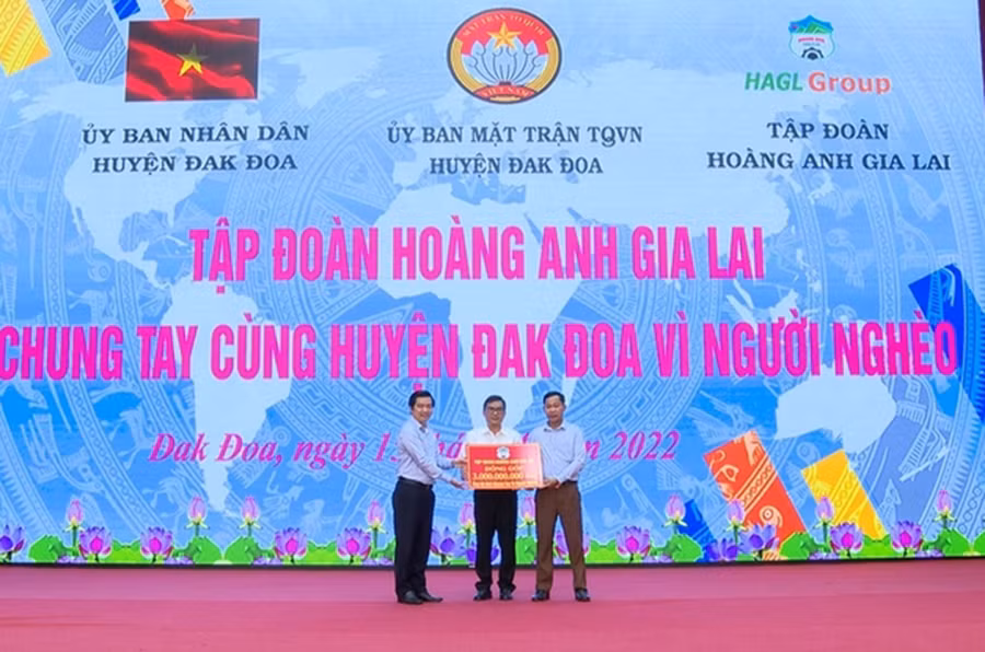 Đại diện Tập đoàn Hoàng Anh Gia Lai trao bảng tượng trưng ủng hộ 3 tỷ đồng cho Quỹ "Vì người nghèo" huyện Đak Đoa. Ảnh: Ngọc Anh