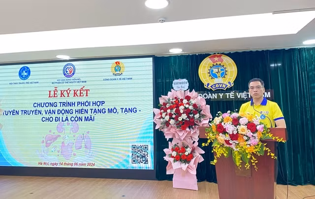 Chủ tịch Hội Thầy thuốc trẻ Việt Nam Hà Anh Đức cho biết, hội sẽ cùng các đơn vị phối hợp triển khai hiệu quả vận động hiến và đăng ký hiến mô, tạng. Ảnh: MINH DIỆN
