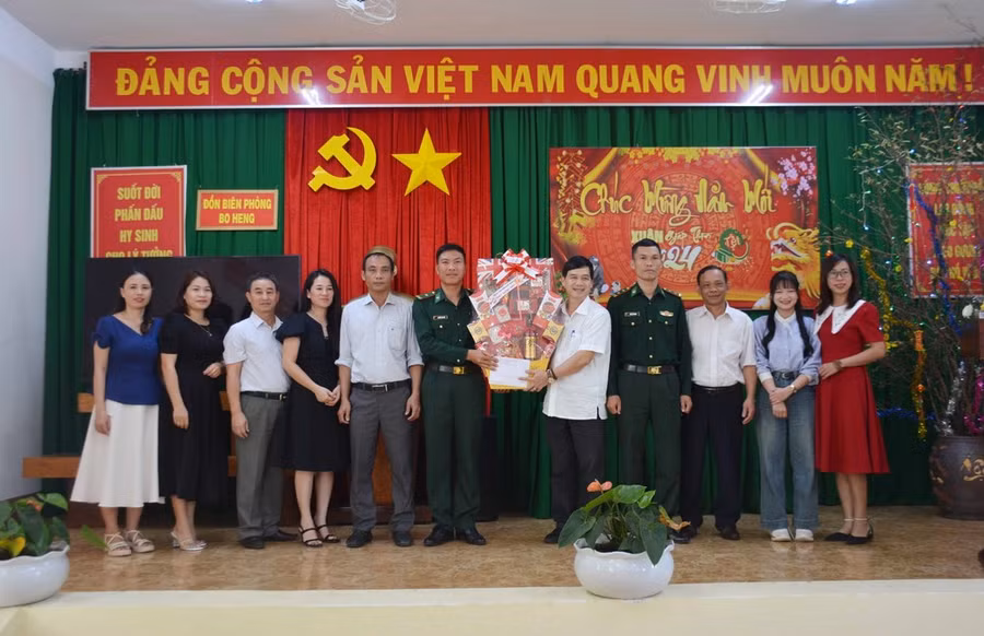 Trung tâm Kiểm soát bệnh tật tỉnh Đắk Lắk, đơn vị kết nghĩa, tổ chức thăm, tặng quà, chúc Tết Đồn Biên phòng Bo Heng. (Ảnh: Hoài Thu/TTXVN)