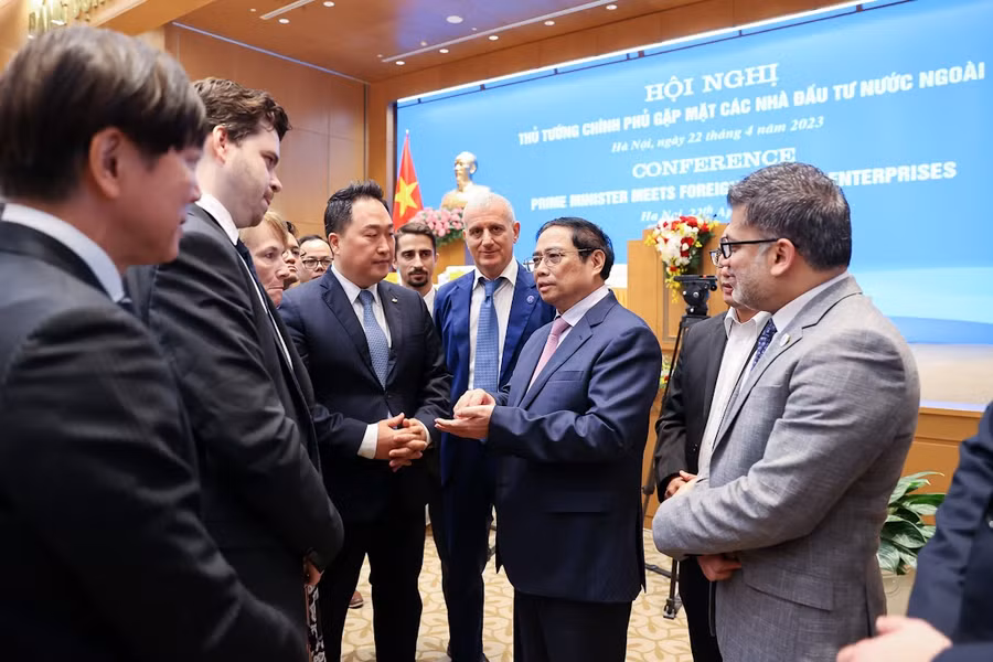 Thủ tướng Phạm Minh Chính trao đổi với các nhà đầu tư, các doanh nghiệp bên lề Hội nghị - Ảnh: VGP/Nhật Bắc Thủ tướng Phạm Minh Chính trao đổi với các nhà đầu tư, các doanh nghiệp bên lề Hội nghị - Ảnh: VGP/Nhật Bắc