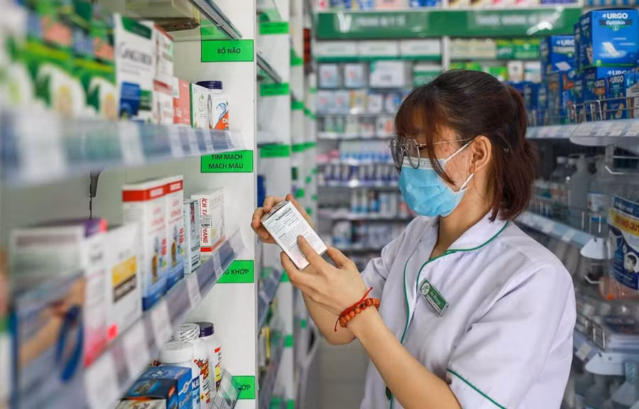 Thủ tướng chỉ đạo triển khai các giải pháp bảo đảm đủ thuốc, trang-thiết bị y tế phục vụ công tác khám bệnh, chữa bệnh cho người dân. Ảnh nguồn VGP