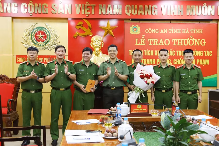 Giám đốc Công an tỉnh Hà Tĩnh khen thưởng Công an Thành phố Hà Tĩnh đã phá được chuyên án lớn. Ảnh: Công an cung cấp
