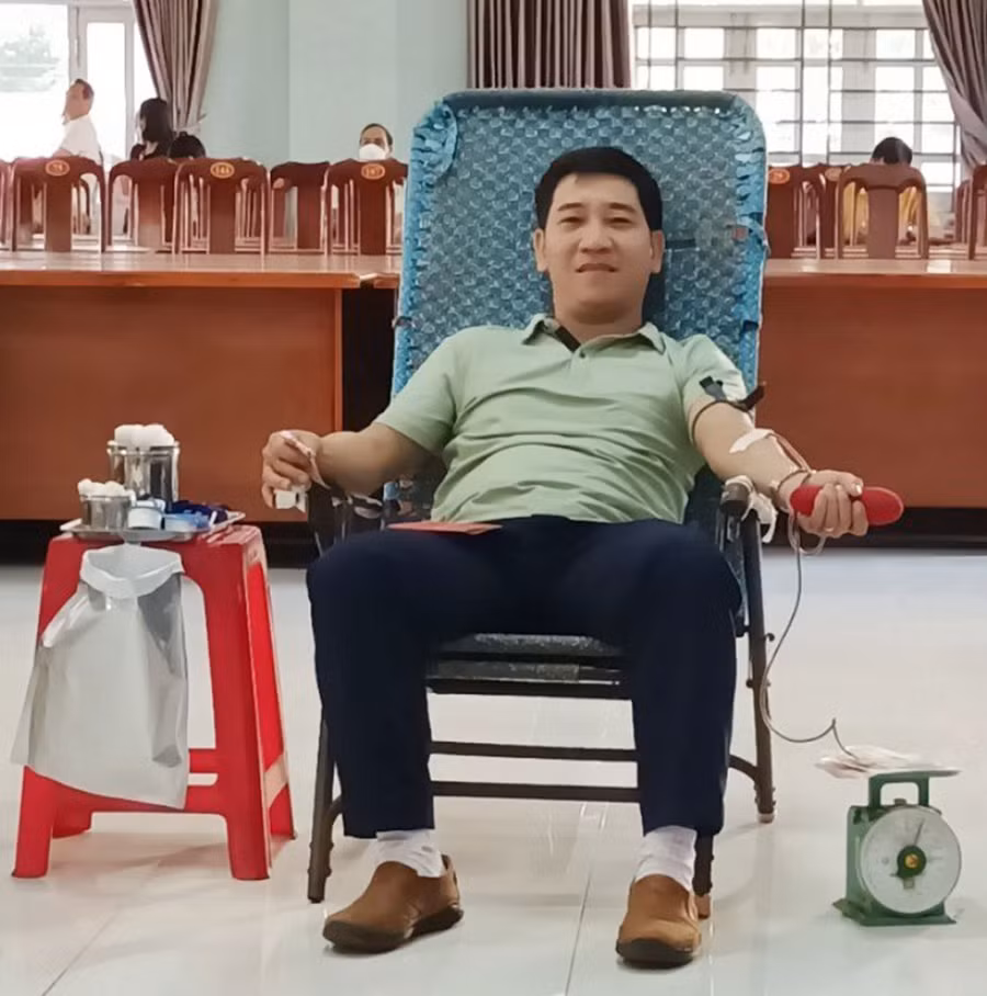 Thầy Trần Văn Cường-giáo viên Trường THCS Nguyễn Khuyến (thị trấn Chư Sê) tham gia hiến máu tình nguyện. Ảnh: R'Ô HOK