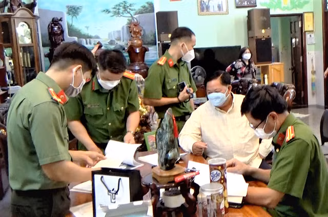 Ông Nguyễn Bá Quận, cựu Trưởng phòng CSGT đường bộ Công an tỉnh An Giang, thời điểm bị khởi tố và thực hiện lệnh khám xét nơi ở vào tháng 4.2022. CÔNG AN CUNG CẤP