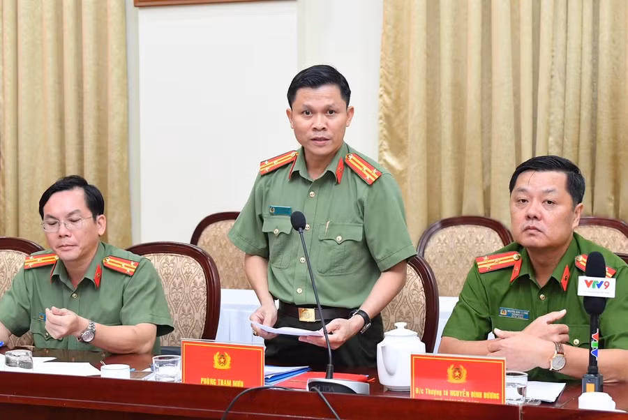 Đại diện Phòng Tham mưu Công an TPHCM thông tin tình hình, kết quả công tác đảm bảo an ninh trật tự an toàn xã hội trong năm 2023 và một số công tác trọng tâm năm 2024. Ảnh: VIỆT DŨNG