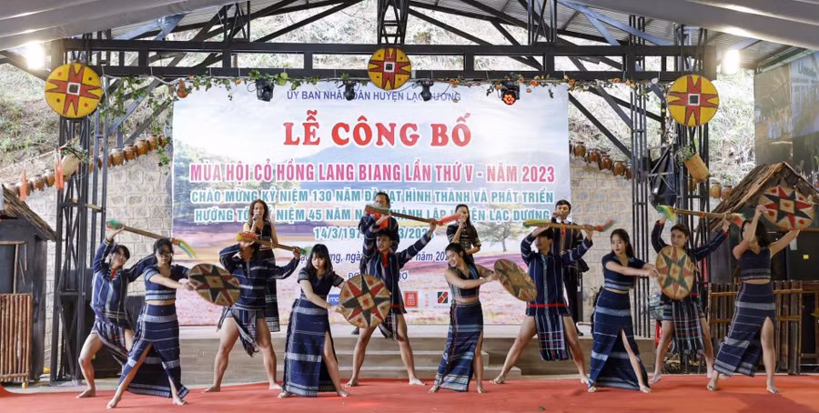 Múa hát mừng mùa hội