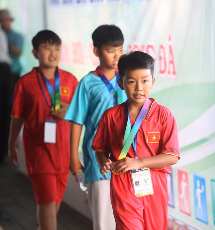 Nguyễn Minh Nhật (bìa phải) giành 2 huy chương vàng ở Hội khỏe Phù Đổng toàn tỉnh lần thứ XI-2023. Ảnh: L.V.N