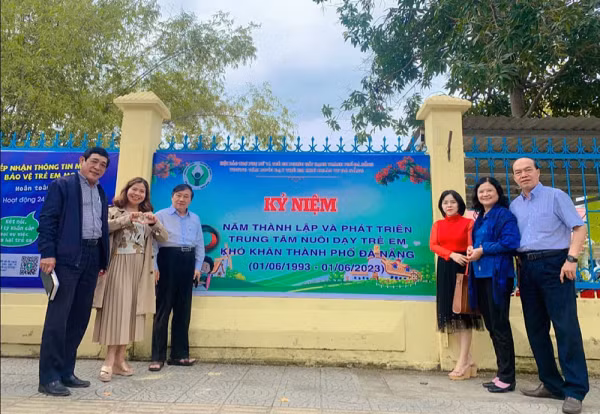 Thầy Phan Thanh Vinh (ngoài cùng bên phải) cùng các cán bộ, nhà hảo tâm trong dịp kỷ niệm 30 năm thành lập Làng Hy Vọng