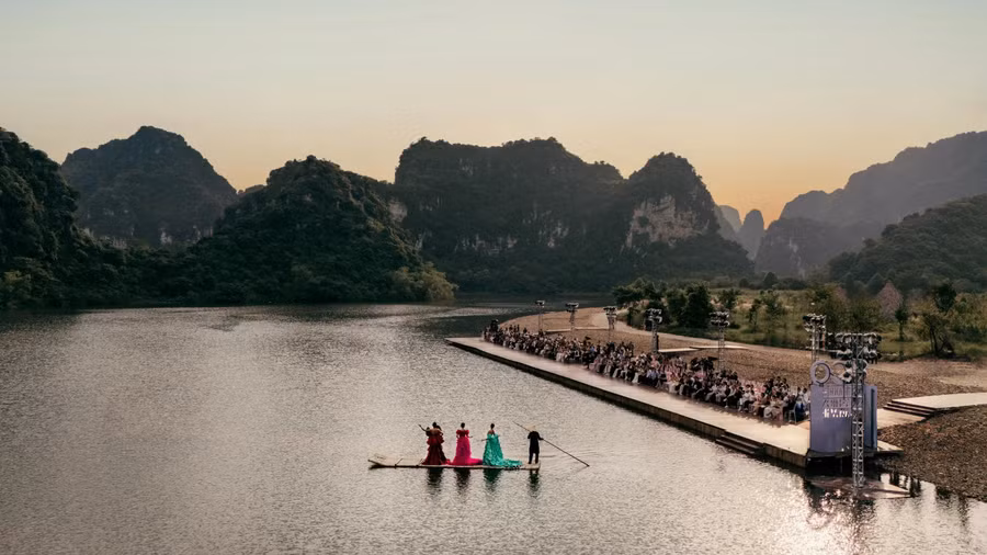 Show diễn đánh dấu màn hợp tác của nhà thiết kế 8X cùng đạo diễn Long Kan và đơn vị tổ chức cuộc thi Miss Cosmo. ẢNH: KIẾNG CẬN TEAM