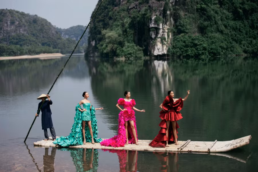 Tham gia trình diễn BST là bộ ba Hoa hậu Hoàn vũ Việt Nam H'Hen Niê, Ngọc Châu, Xuân Hạnh và 59 thí sinh Miss Cosmo 2024. Show diễn được đánh giá cao nhờ tính thẩm mỹ và những giá trị văn hóa dân tộc. Màn xuất hiện trên bè của ba người đẹp Việt gây thích thú và là điểm nhấn ấn tượng của show diễn. ẢNH: KIẾNG CẬN TEAM