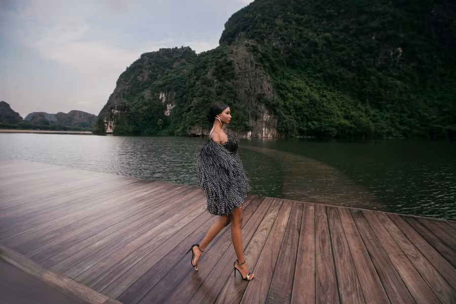 Nhiều năm qua, nhà thiết kế 8X ấp ủ và miệt mài theo đuổi những dự án thời trang gắn liền với thiên nhiên, văn hóa truyền thống của đất nước. Anh chia sẻ: "Thời trang là nghệ thuật. Thưởng thức nghệ thuật phản trọn vẹn, tận hứng qua nhiều giác quan. Vì vậy đưa BSTđến một không gian đẹp cũng chính là cách tôi thể hiện sự trân trọng với khán giả và với sáng tạo của mình". .ẢNH: KIẾNG CẬN TEAM