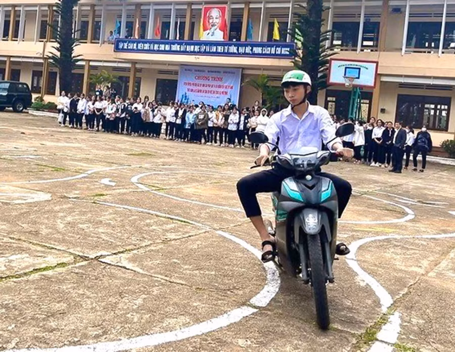 Không chỉ đào tạo và tổ chức thi sát hạch cấp GPLX, các cơ sở đào tạo còn giúp người dân tiếp cận kiến thức về pháp luật an toàn giao thông, chú trọng đào tạo về kỹ năng điều khiển phương tiện. Ảnh: Minh Phương