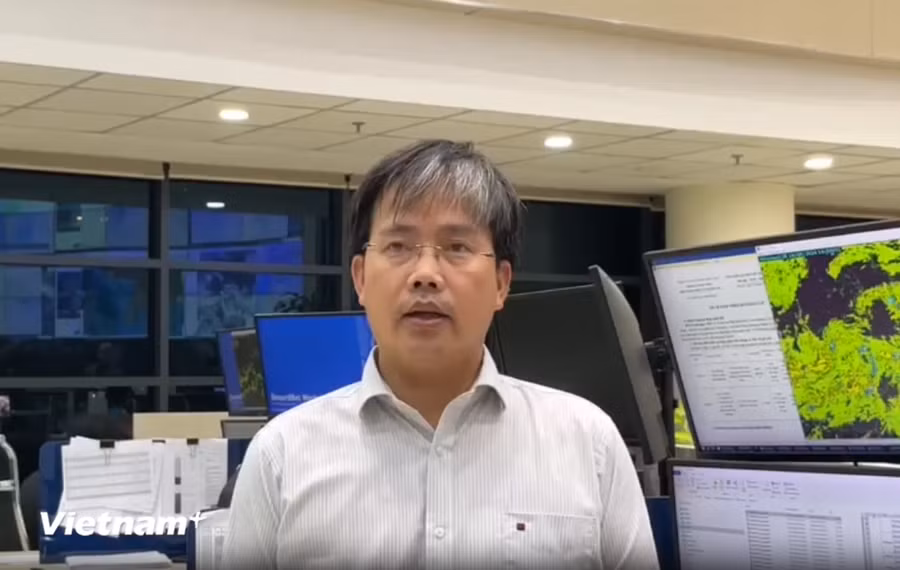 Phó Giáo sư -Tiến sỹ Mai Văn Khiêm, Giám đốc Trung tâm Dự báo Khí tượng thủy văn Quốc gia lưu ý trong ngày 19/9, ở khu vực chịu ảnh hưởng của bão số 4, khả năng có mưa cường suất rất lớn. (Ảnh: PV/Vietnam+) Phó Giáo sư -Tiến sỹ Mai Văn Khiêm, Giám đốc Trung tâm Dự báo Khí tượng thủy văn Quốc gia lưu ý trong ngày 19/9, ở khu vực chịu ảnh hưởng của bão số 4, khả năng có mưa cường suất rất lớn. (Ảnh: PV/Vietnam+)