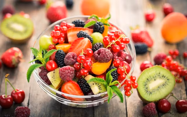 Thêm quả mọng vào đĩa trái cây, salad của bạn sẽ rất có lợi cho giấc ngủ - Ảnh minh họa từ Internet