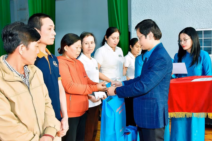 Chủ tịch Liên đoàn Lao động tỉnh Nguyễn Hoàng Phong tặng quà công nhân có hoàn cảnh khó khăn. Ảnh: Đ.Y
