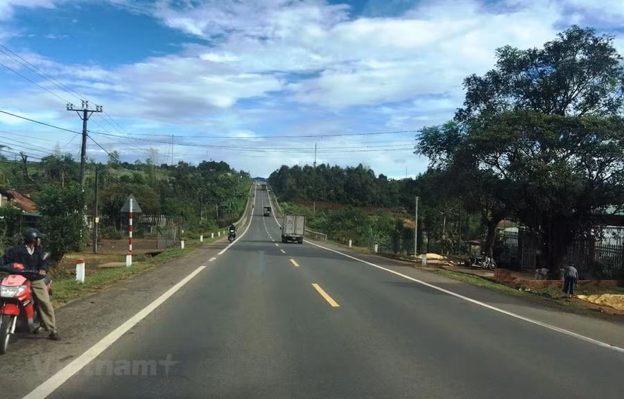 Phương tiện lưu thông trên tuyến đường Hồ Chí Minh đoạn qua tỉnh Gia Lai. (Ảnh: Việt Hùng/Vietnam+)