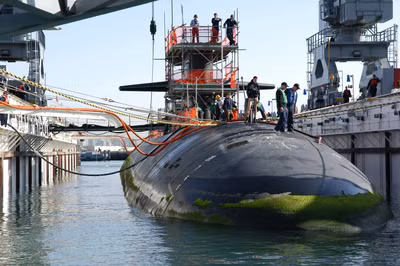Tàu ngầm USS Helena chạy bằng năng lượng hạt nhân đã đến vịnh Guantanamo hôm 13-6. Ảnh: Bộ Quốc phòng Mỹ Tàu ngầm USS Helena chạy bằng năng lượng hạt nhân đã đến vịnh Guantanamo hôm 13-6. Ảnh: Bộ Quốc phòng Mỹ