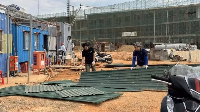 Đơn vị thi công tháo dỡ các công trình phụ phục vụ việc xây dựng tòa nhà CLB golf. Ảnh: LÂM VIÊN