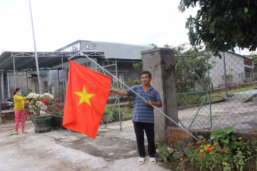 Người dân phường Ngô Mây (thị xã An Khê) tích cực hưởng ứng làm trụ cờ Tổ quốc và trồng hoa. Ảnh: A.P Người dân phường Ngô Mây (thị xã An Khê) tích cực hưởng ứng làm trụ cờ Tổ quốc và trồng hoa. Ảnh: A.P
