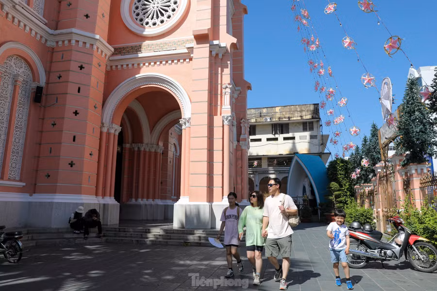 Đến mức cứ mỗi dịp lễ lớn như Giáng sinh, Phục sinh, Tết Nguyên đán, người dân háo hức ghé xem nhà thờ được trang trí như thế nào, khác gì với năm ngoái, buổi tối lên đèn có lung linh, rực rỡ không.