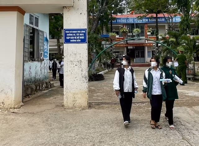 Các thí sinh tham gia kỳ thi tuyển sinh lớp 10 tại Kon Tum năm 2023-2024. Ảnh: ĐỨC NHẬT