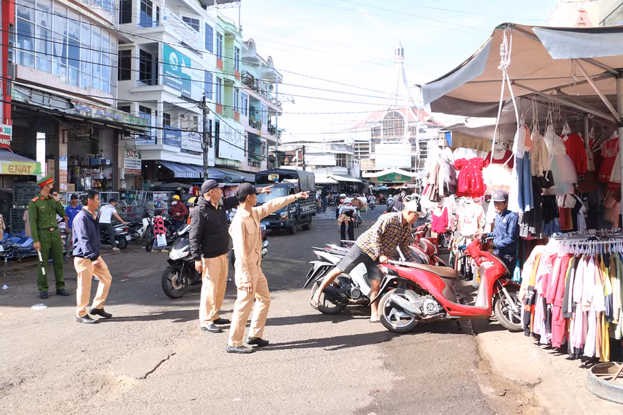 Lực lượng chức năng phường Diên Hồng kiểm tra trật tự đô thị tại khu vực Trung tâm Thương mại Pleiku. Ảnh: Q.T Lực lượng chức năng phường Diên Hồng kiểm tra trật tự đô thị tại khu vực Trung tâm Thương mại Pleiku. Ảnh: Q.T